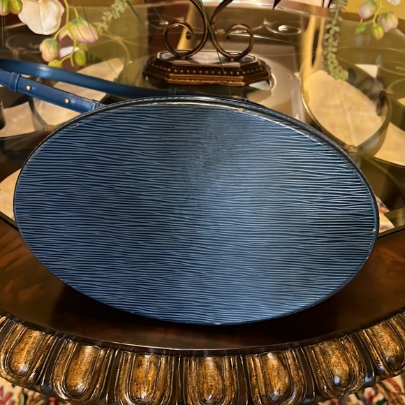 Louis Vuitton Epi Cluny Women's Shoulder Bag Toledo Blue - Excellent Condition - Picture 9 of 17